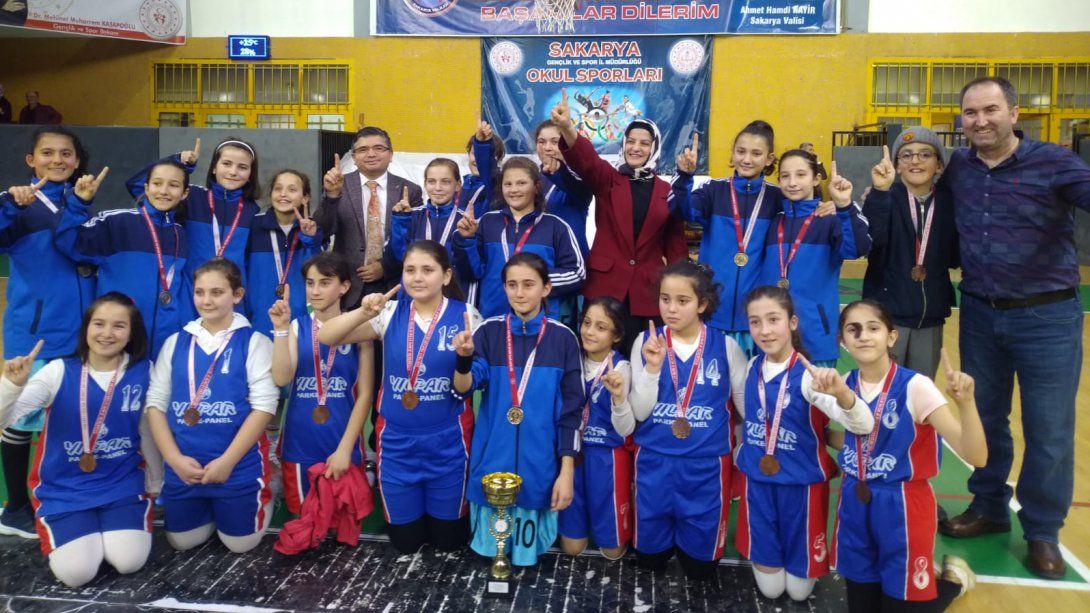 Atatürk Spor Salonu'nda Küçük Kızlar Basketbol İl Birinciliği Müsabakalarında final heyecanı yaşandı. 