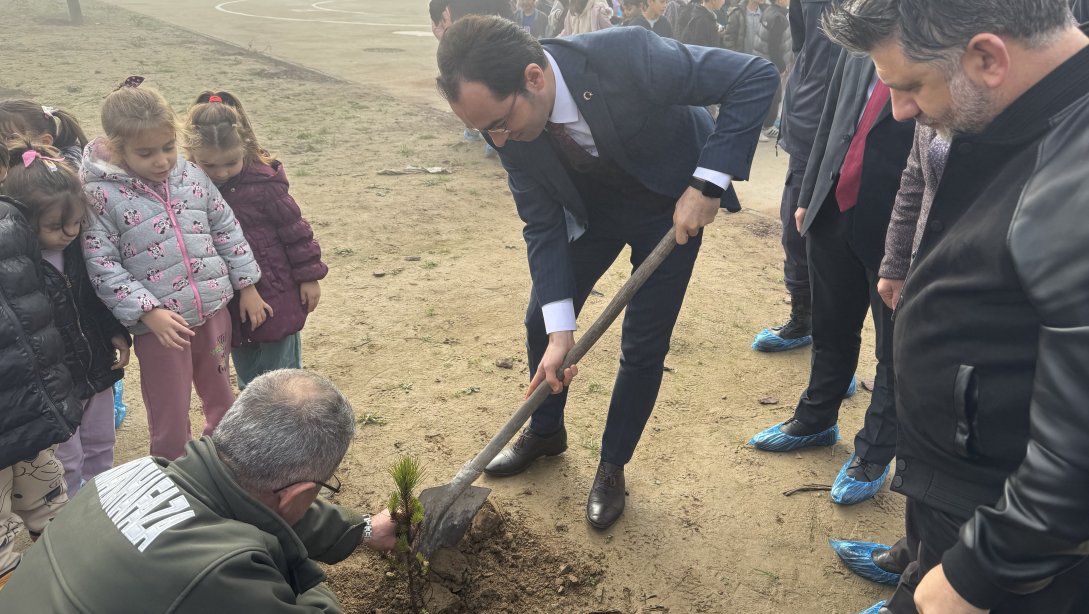 20.11.2024 tarihinde Söğütlü Kaymakamı sayın Mehmet GÖZE, Söğütlü Belediye Başkanı sayın Selçuk KURT'un katılımları ile Söğütlü Merkez Okulu bahçesinde Ağaç Dikme Etkinliği gerçekleştirildi. 